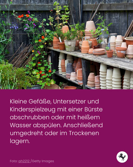 Regal mit vielen umgedrehten Tontöpfen im Garten, mit Text zum Reinigen und trockenen Lagern kleiner Gefäße.