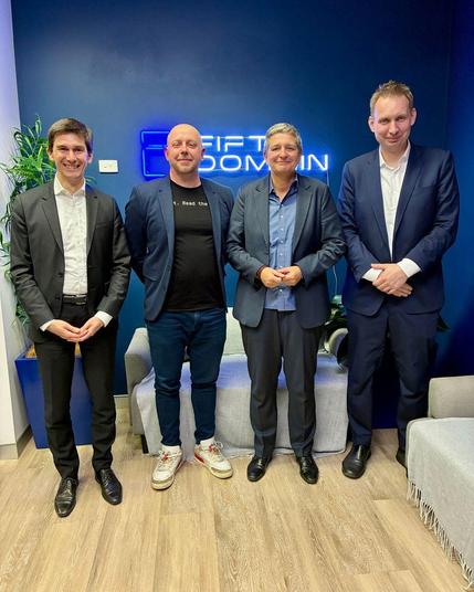 Gruppenfoto vom Besuch beim Start-up Fifth Domain. V.l.n.r. Florian Thurner (BSI), Matt Wilcox (CEO and Founder Fifth Domain), Claudia Plattner (BSI-Präsidentin), Michael Dwucet (BSI)